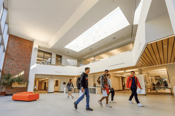 Students walking across the lobby of William Knox Holt 图书馆.